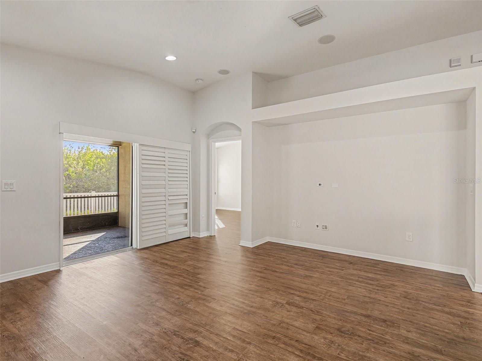 Listing photo id 10 for 11409 Flora Springs Drive