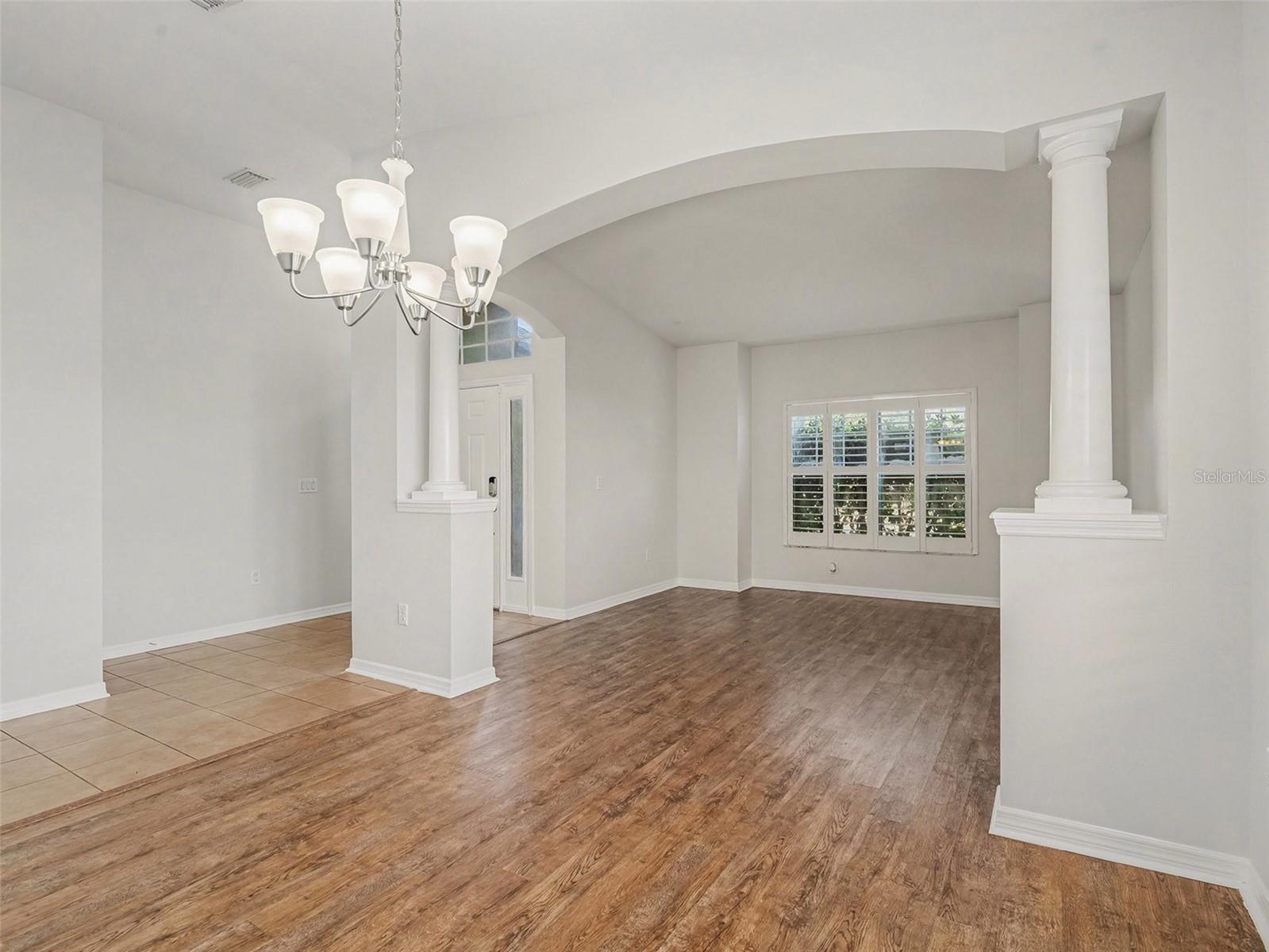 Listing photo id 3 for 11409 Flora Springs Drive