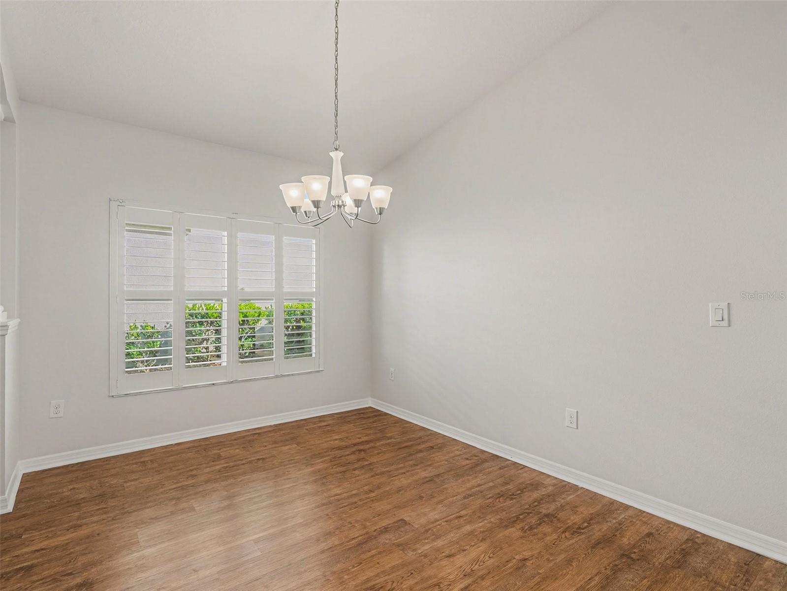 Listing photo id 5 for 11409 Flora Springs Drive