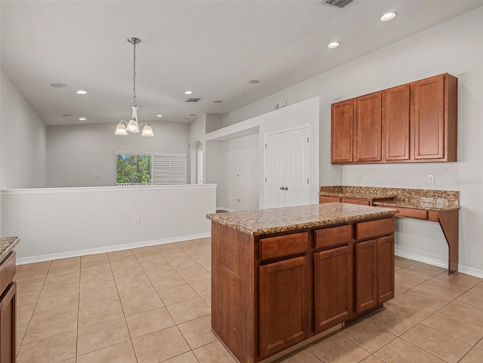 Listing photo id 7 for 11409 Flora Springs Drive