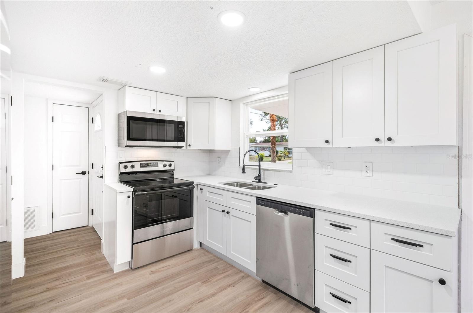 Image 6 of 17 For 708 Ixora Avenue