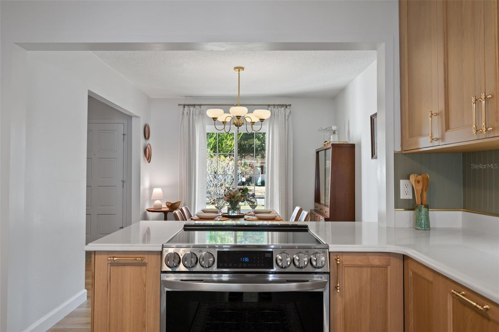 Image 16 of 53 For 513 Cornwall Road