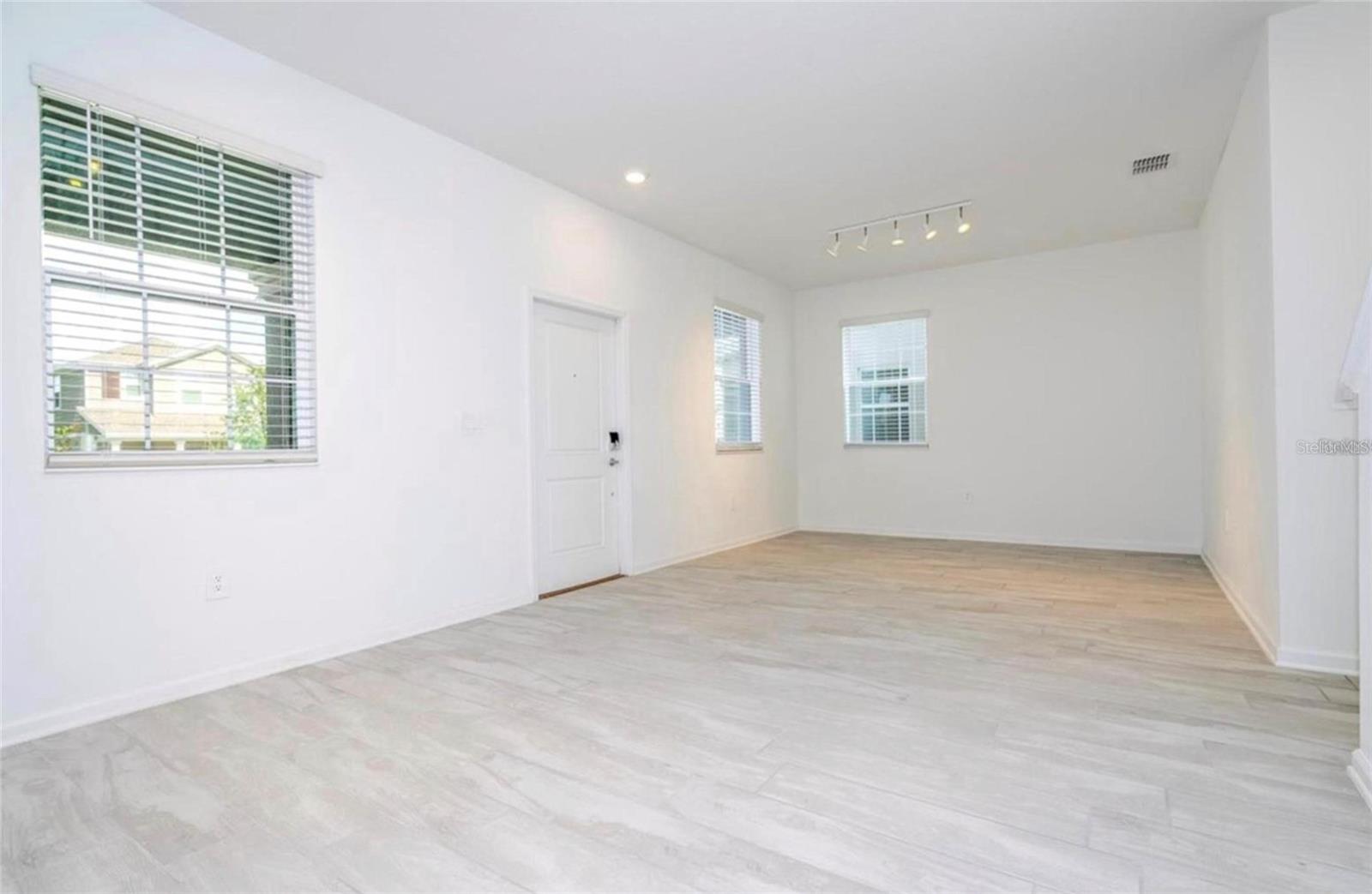 Image 3 of 31 For 13890 Title Way