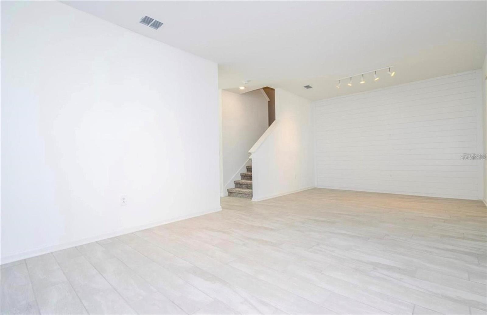 Image 4 of 31 For 13890 Title Way