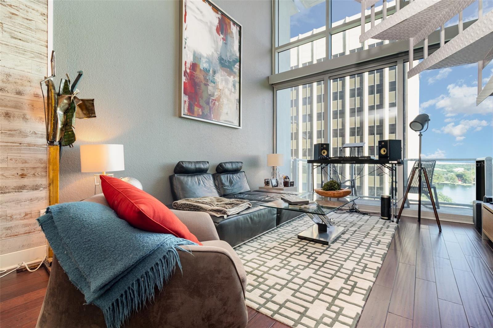 Image 4 of 28 For 150 Robinson Street 811