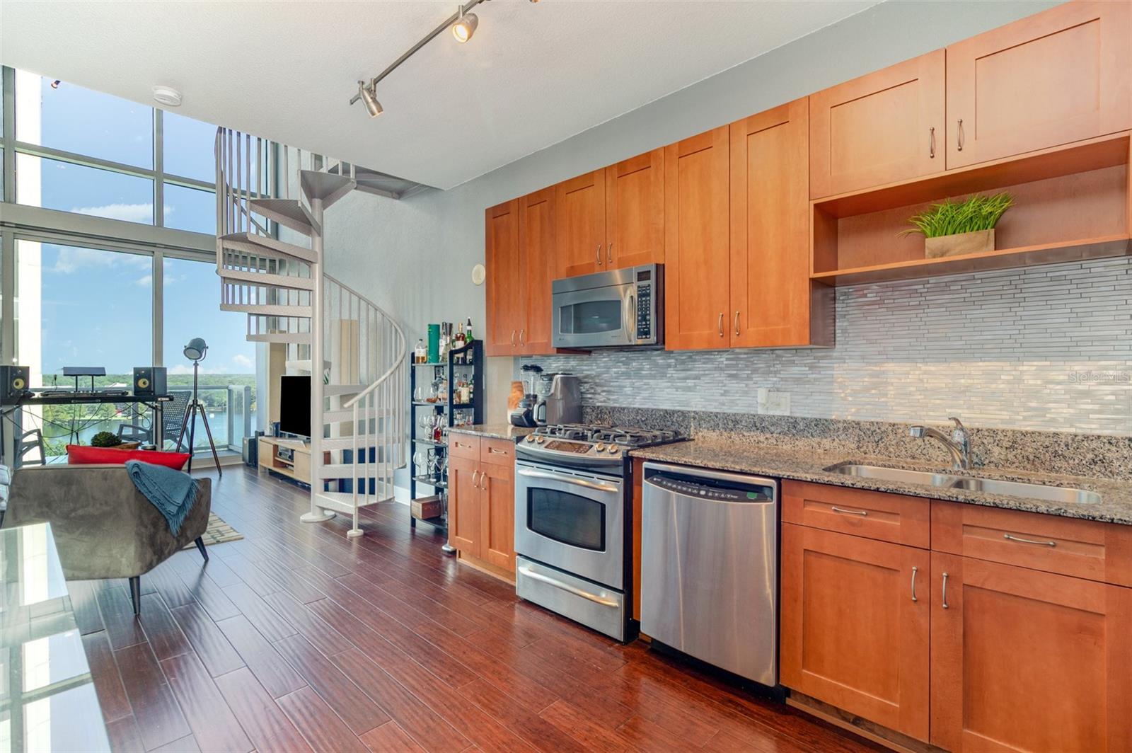 Image 7 of 28 For 150 Robinson Street 811