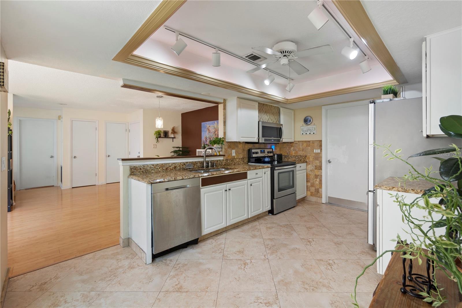 Image 10 of 27 For 5059 Jamaica Circle 15