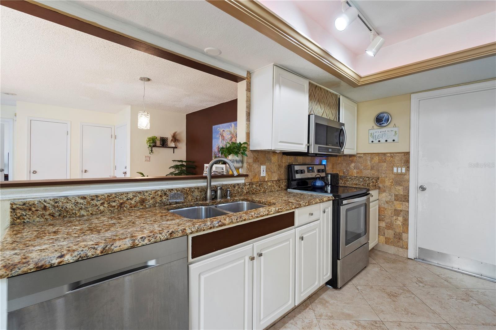 Image 12 of 27 For 5059 Jamaica Circle 15