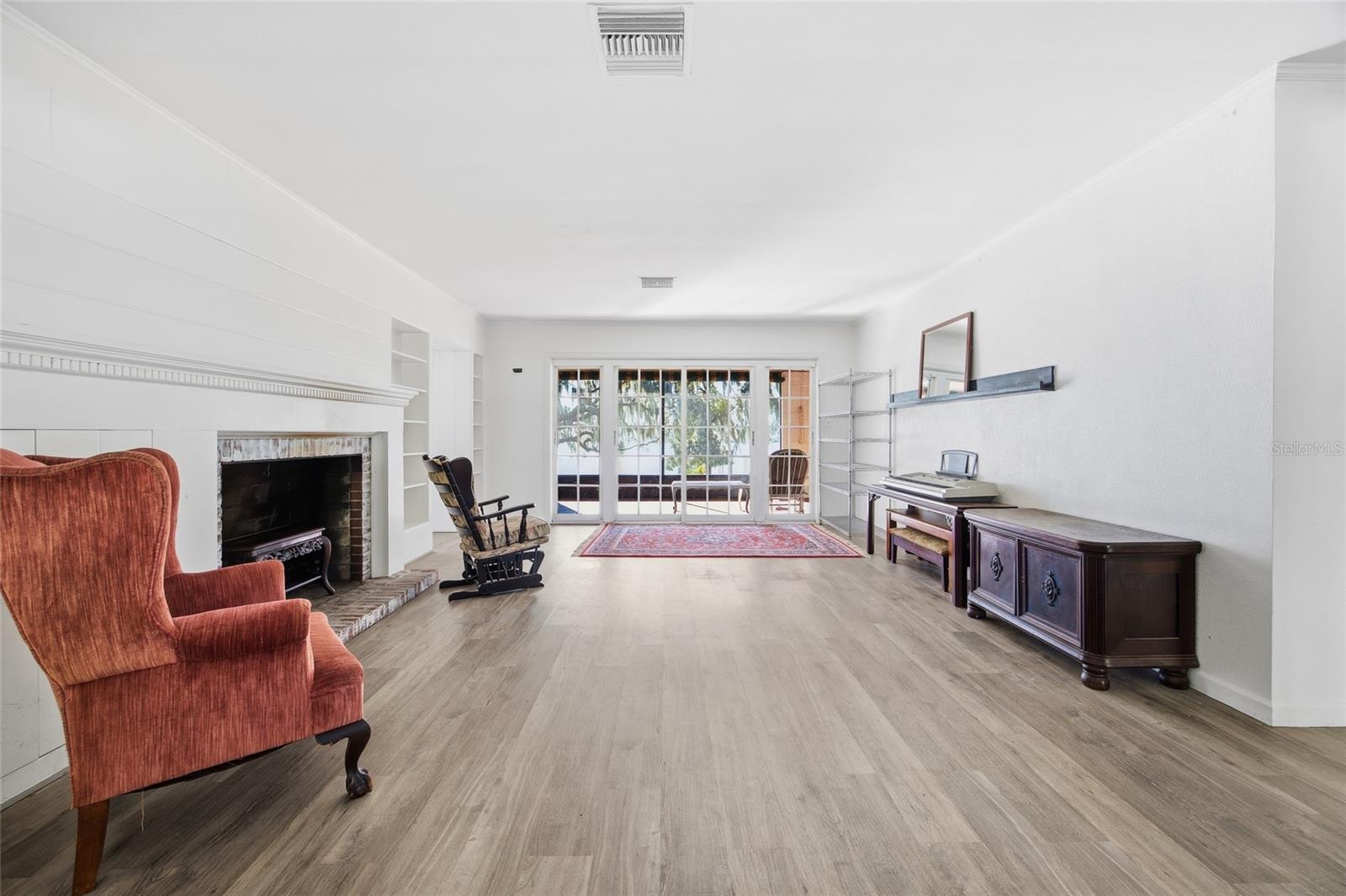 Image 18 of 64 For 280 Palm Court