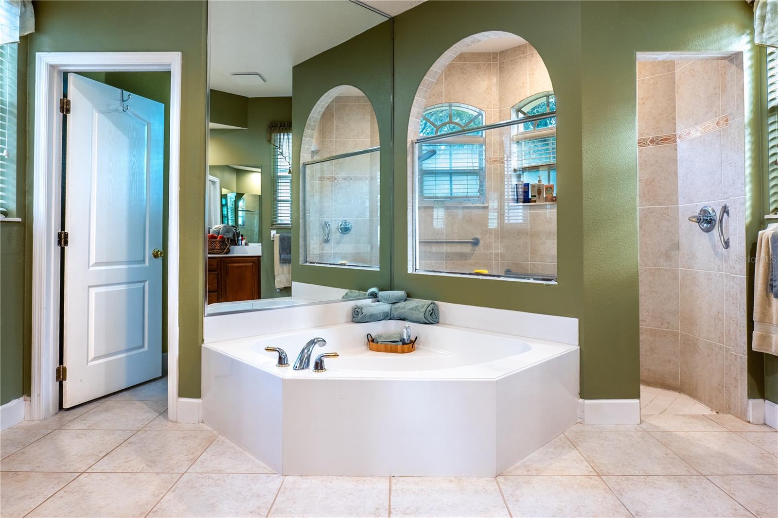 Image 29 of 85 For 1131 Pine Avenue