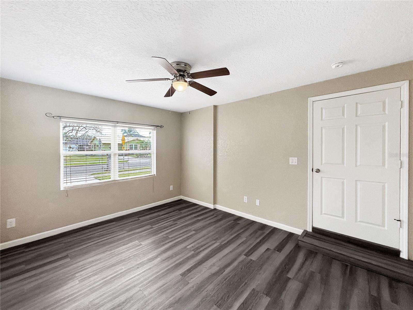 Image 19 of 28 For 122 Drew Avenue