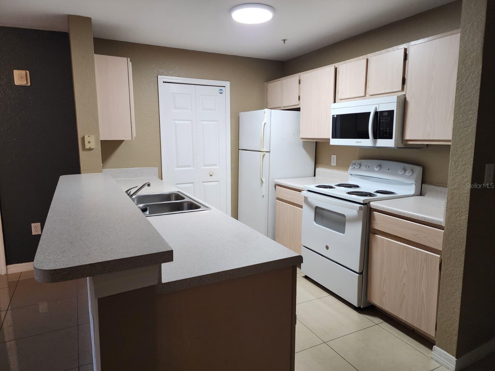 Image 3 of 17 For 5483 Vineland Road 10107