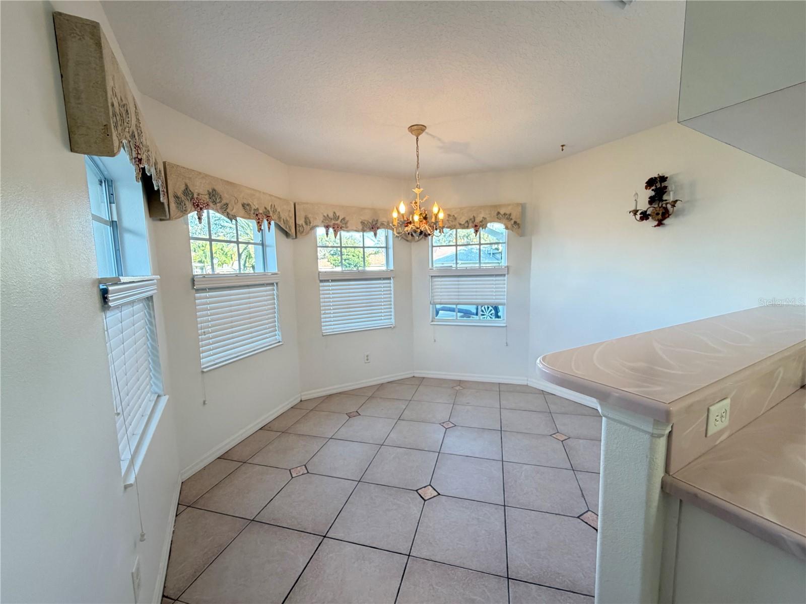 Listing photo id 8 for 21623 Regency Park Lane