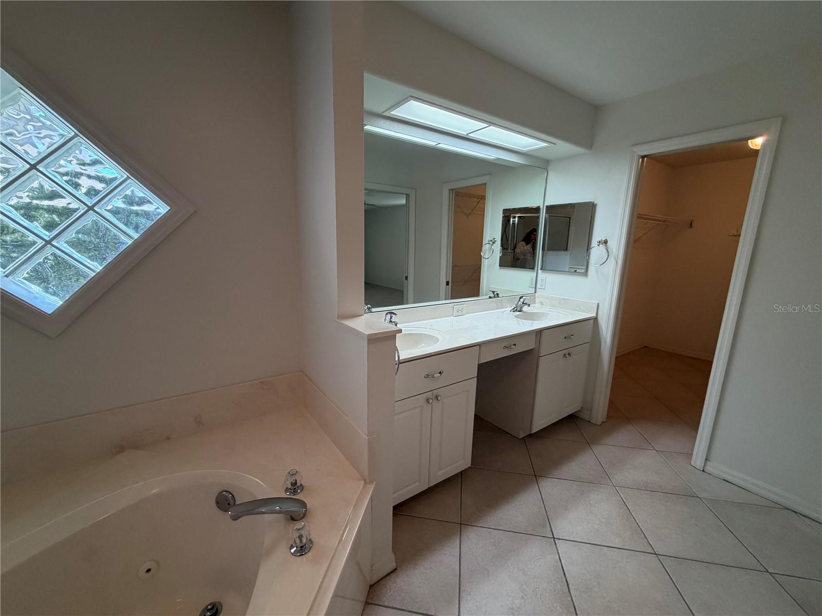 Listing photo id 12 for 21623 Regency Park Lane