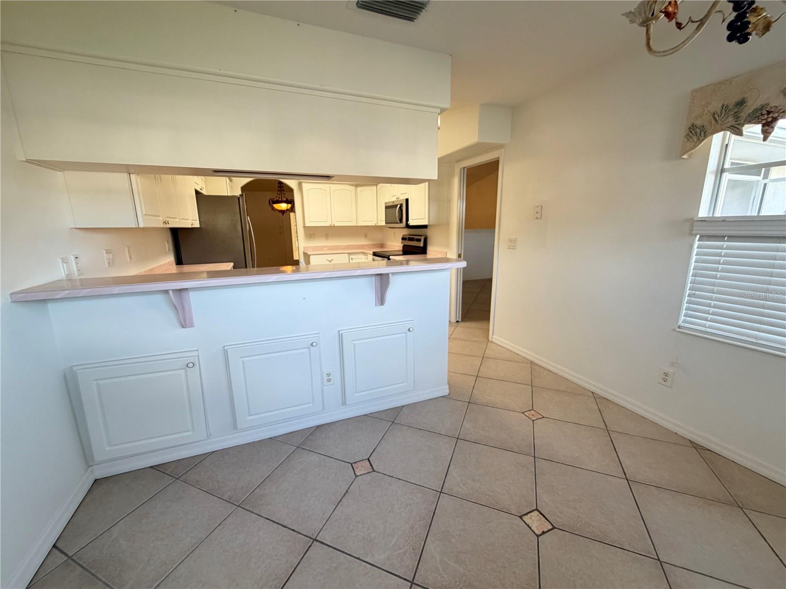 Listing photo id 5 for 21623 Regency Park Lane