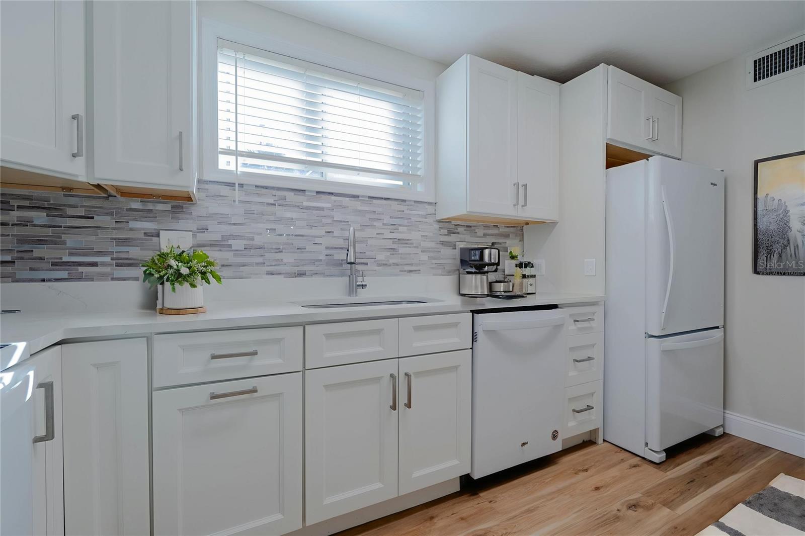 Image 17 of 59 For 568 Orange Drive 46