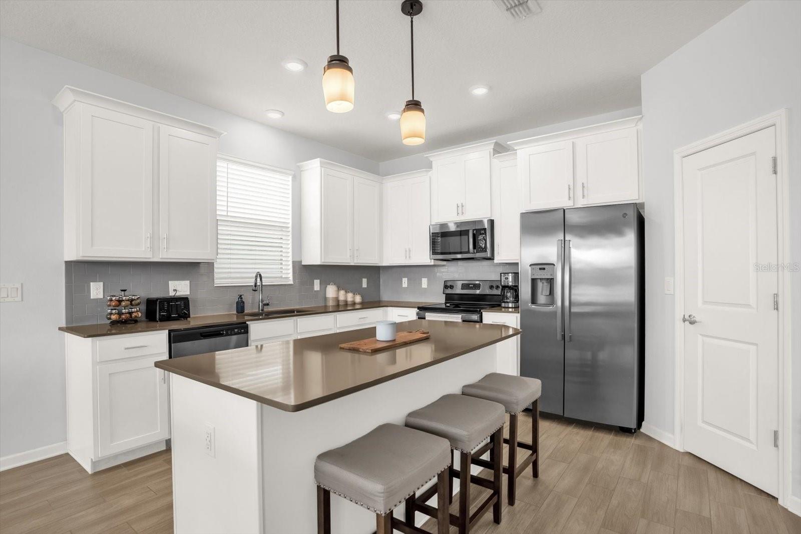 Image 6 of 36 For 6941 Dilly Lake Avenue