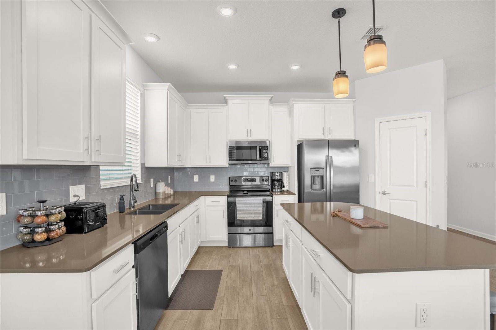 Image 7 of 36 For 6941 Dilly Lake Avenue