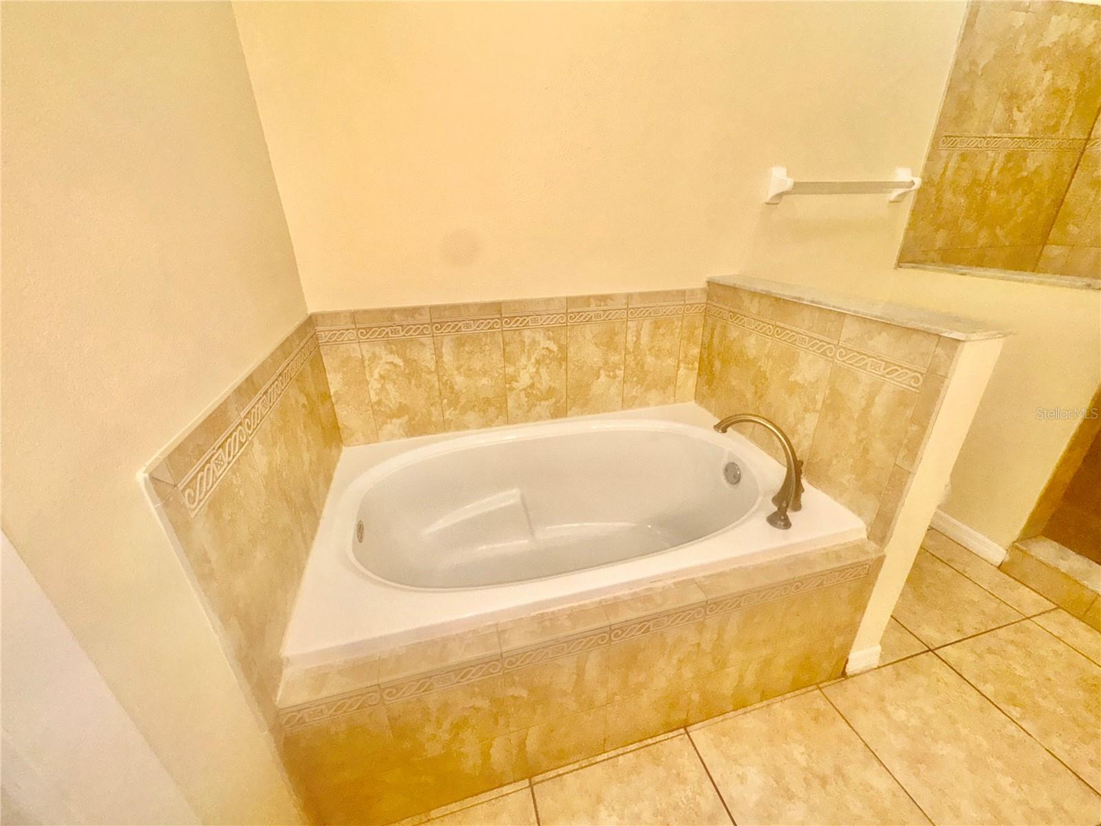 Image 16 of 29 For 909 Gateshead Court