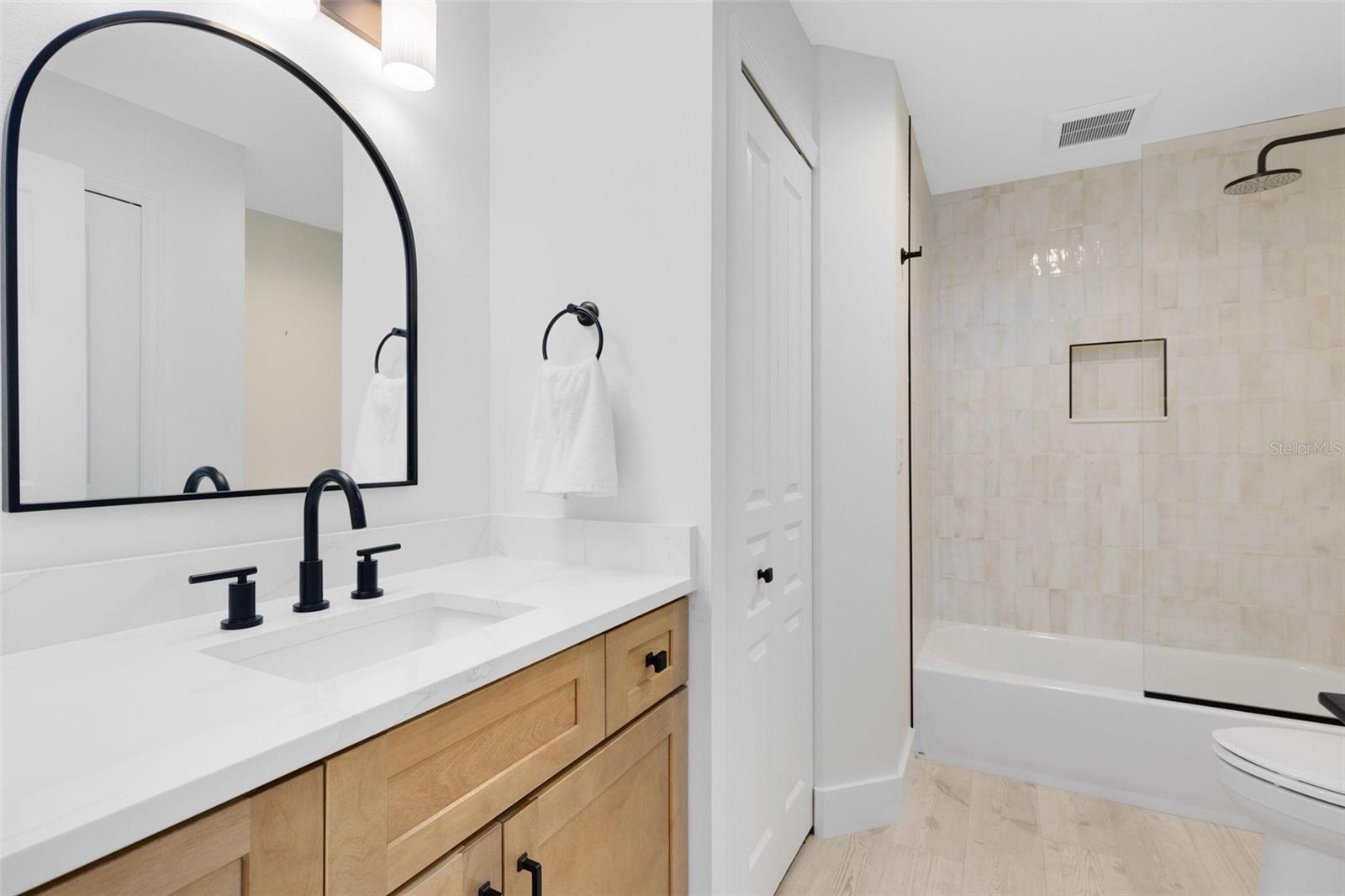 Image 23 of 33 For 830 Hope Avenue