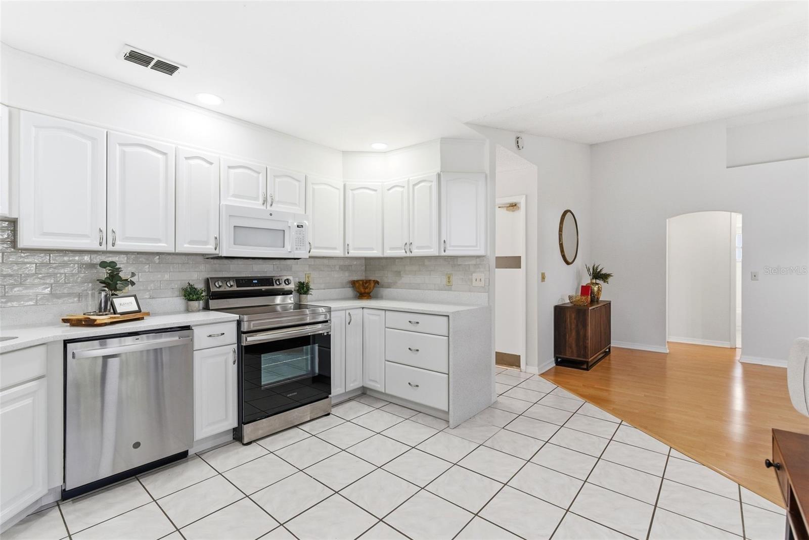 Image 16 of 34 For 935 Amy Ridge Court