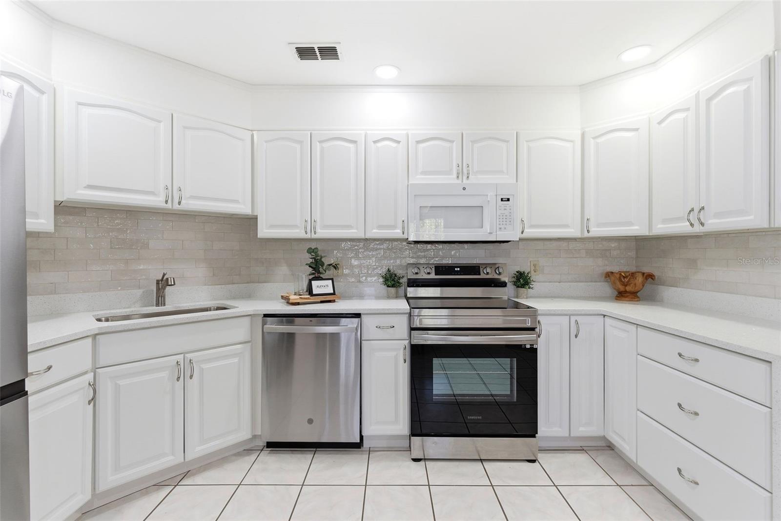 Image 17 of 34 For 935 Amy Ridge Court