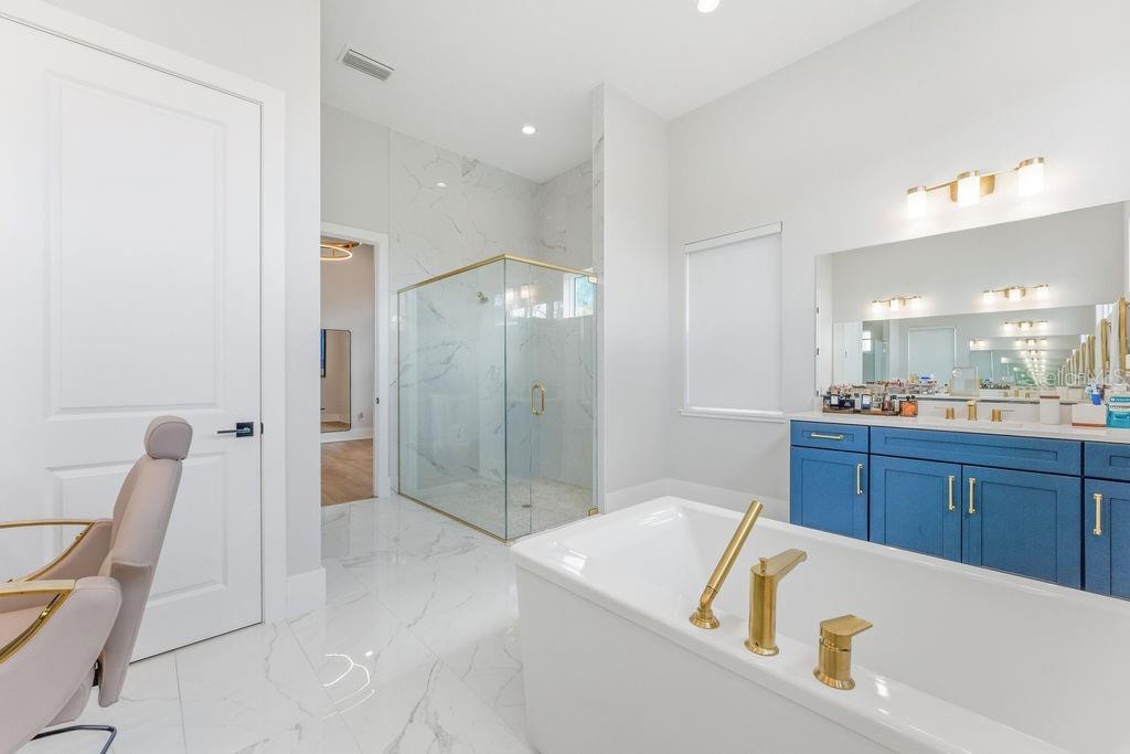 Image 38 of 100 For 15820 Pendio Drive