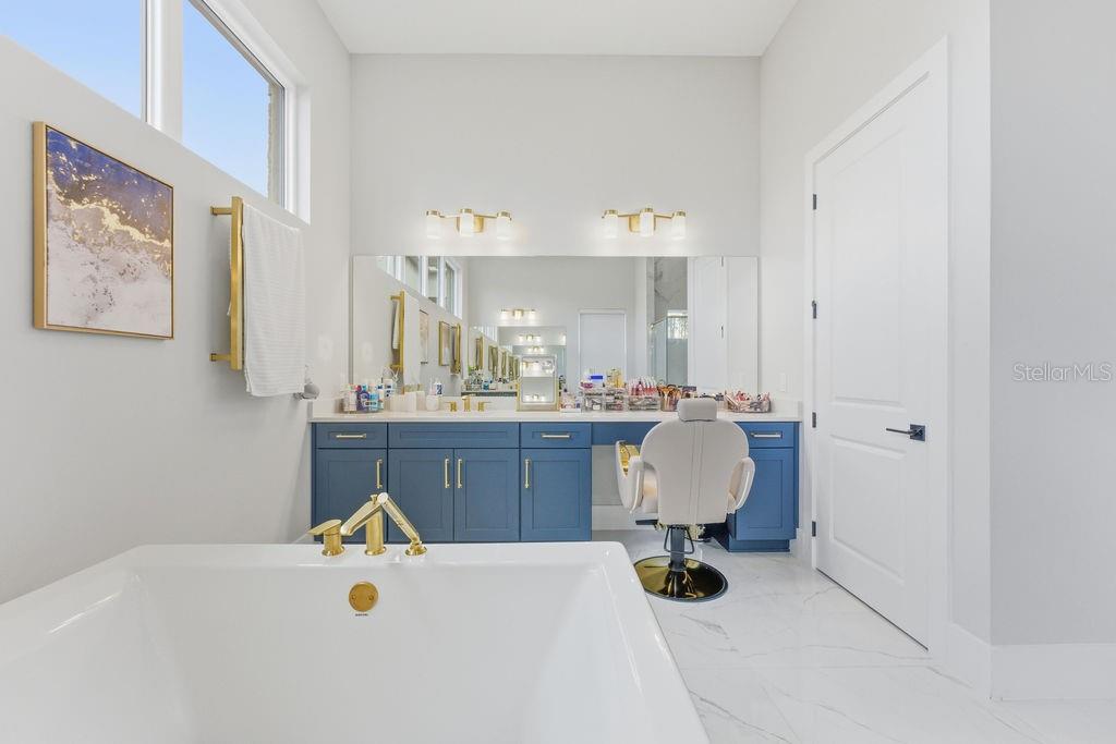 Image 39 of 100 For 15820 Pendio Drive