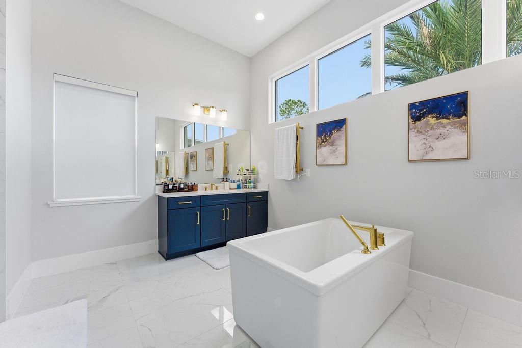 Image 41 of 100 For 15820 Pendio Drive