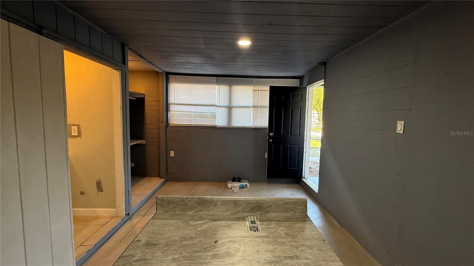 Image 10 of 11 For 1418 Queensway Road