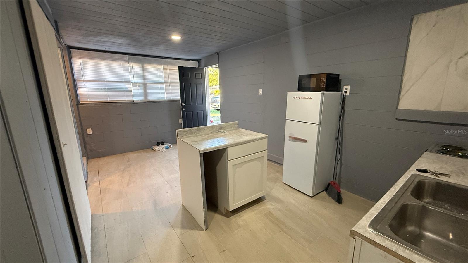 Image 11 of 11 For 1418 Queensway Road