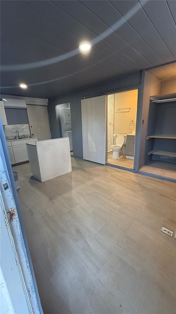 Image 3 of 11 For 1418 Queensway Road