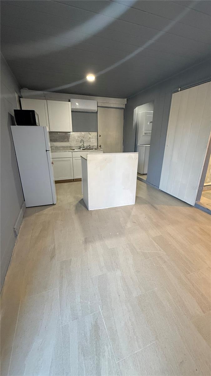 Image 4 of 11 For 1418 Queensway Road