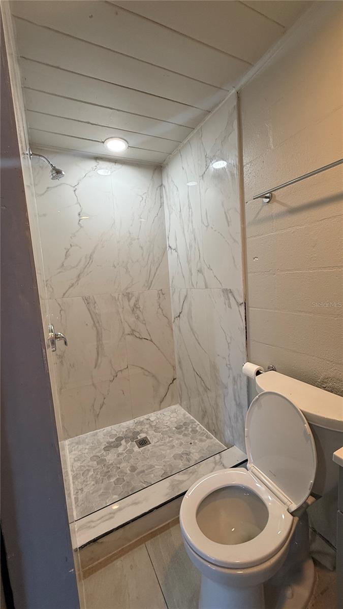 Image 5 of 11 For 1418 Queensway Road