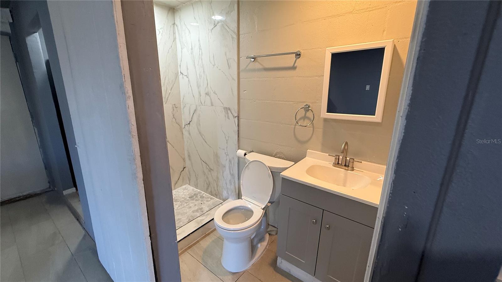 Image 6 of 11 For 1418 Queensway Road