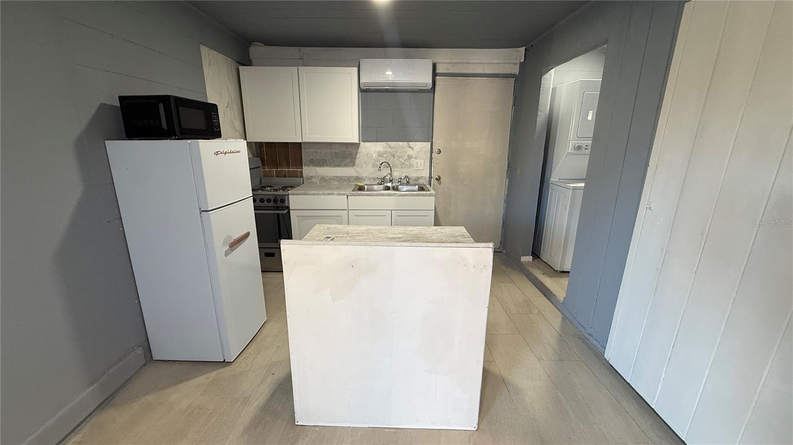 Image 7 of 11 For 1418 Queensway Road