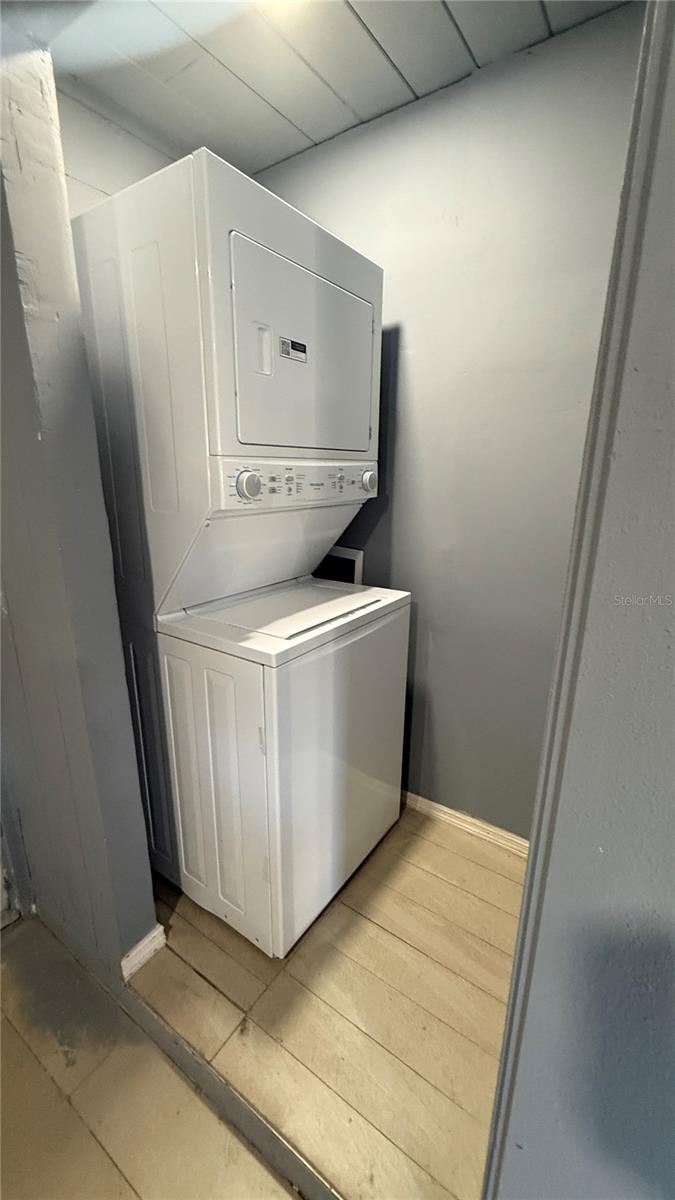 Image 8 of 11 For 1418 Queensway Road