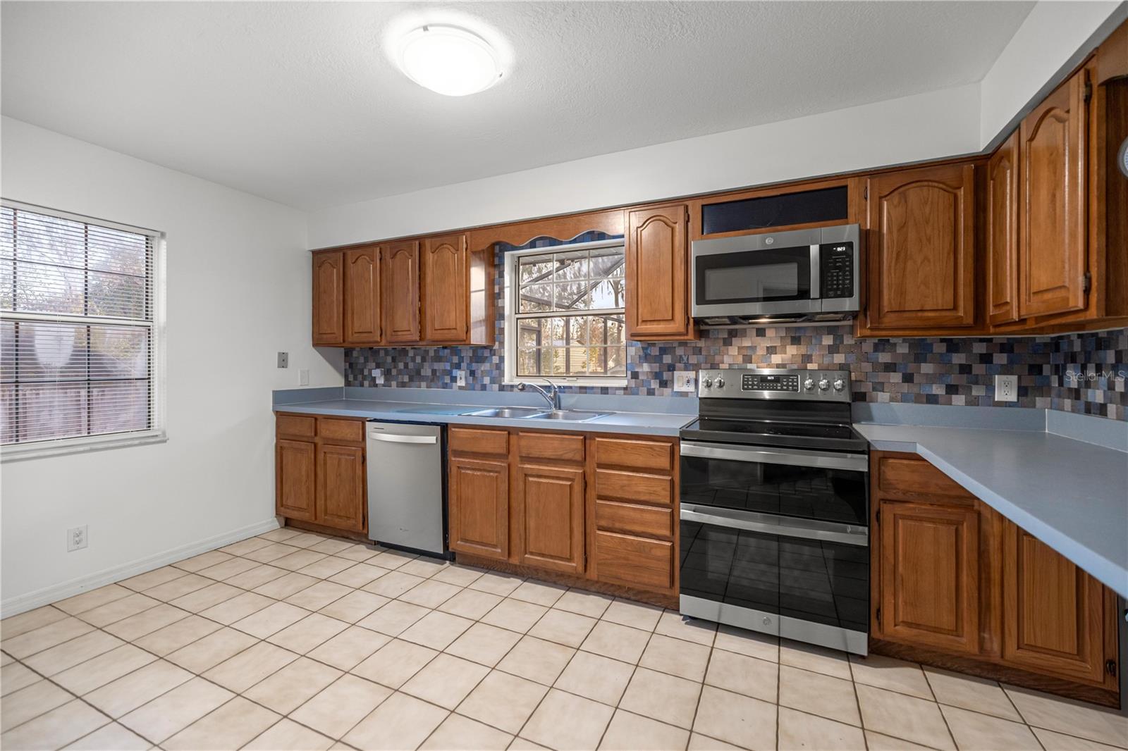 Image 11 of 32 For 5081 35 Avenue