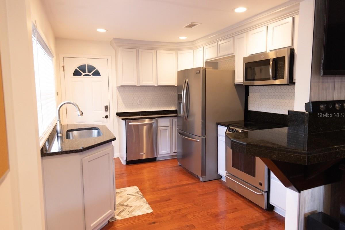 Image 6 of 26 For 544 Farnum Drive