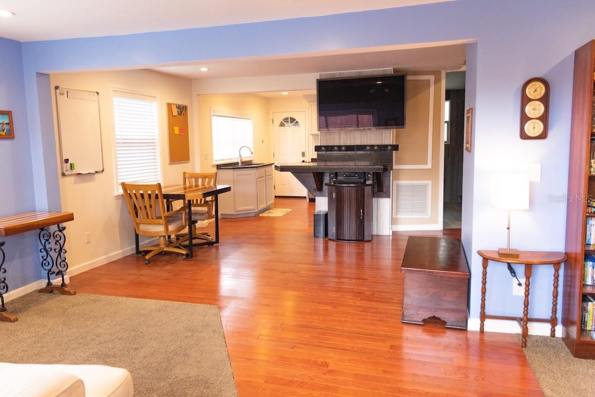 Image 7 of 26 For 544 Farnum Drive