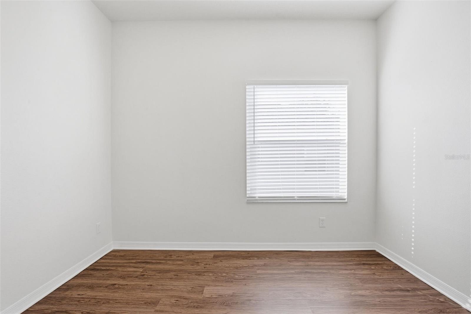 Image 16 of 35 For 28516 Hanging Moss Loop