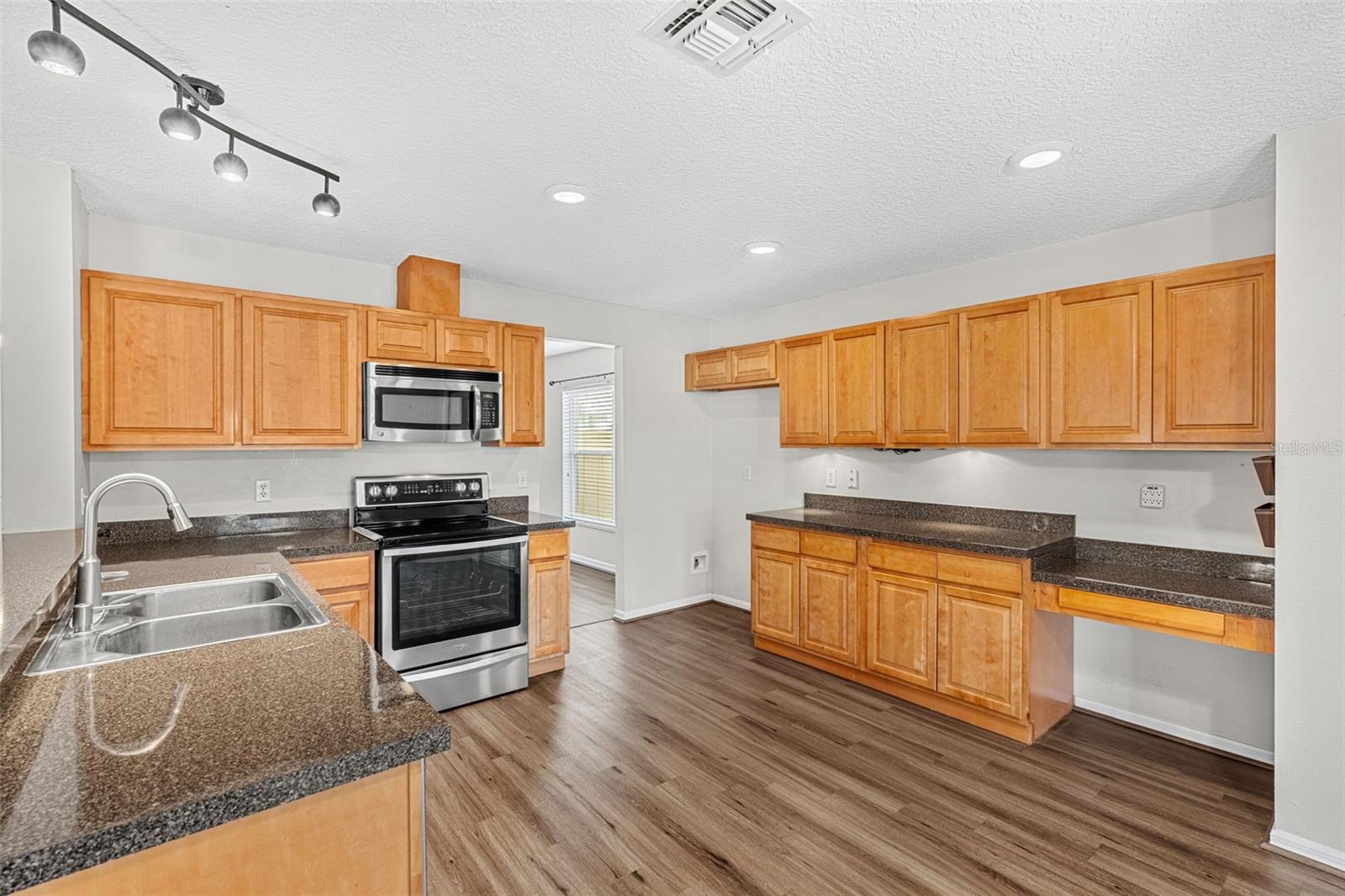 Image 6 of 48 For 1015 Seneca Falls Drive