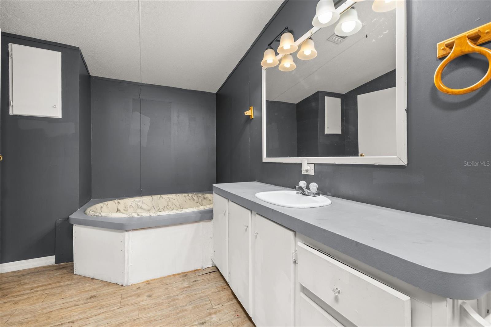 Image 20 of 47 For 550 Saddle Bag Lane