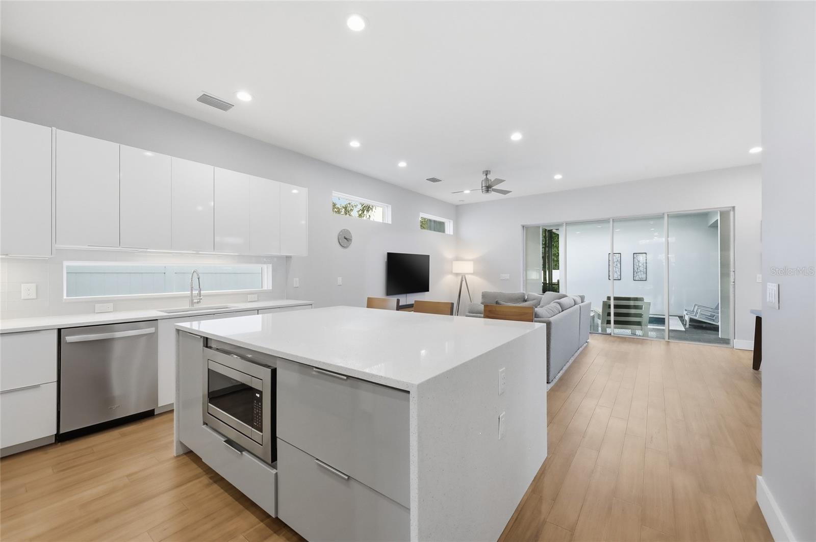 Image 10 of 41 For 952 La Salle Avenue