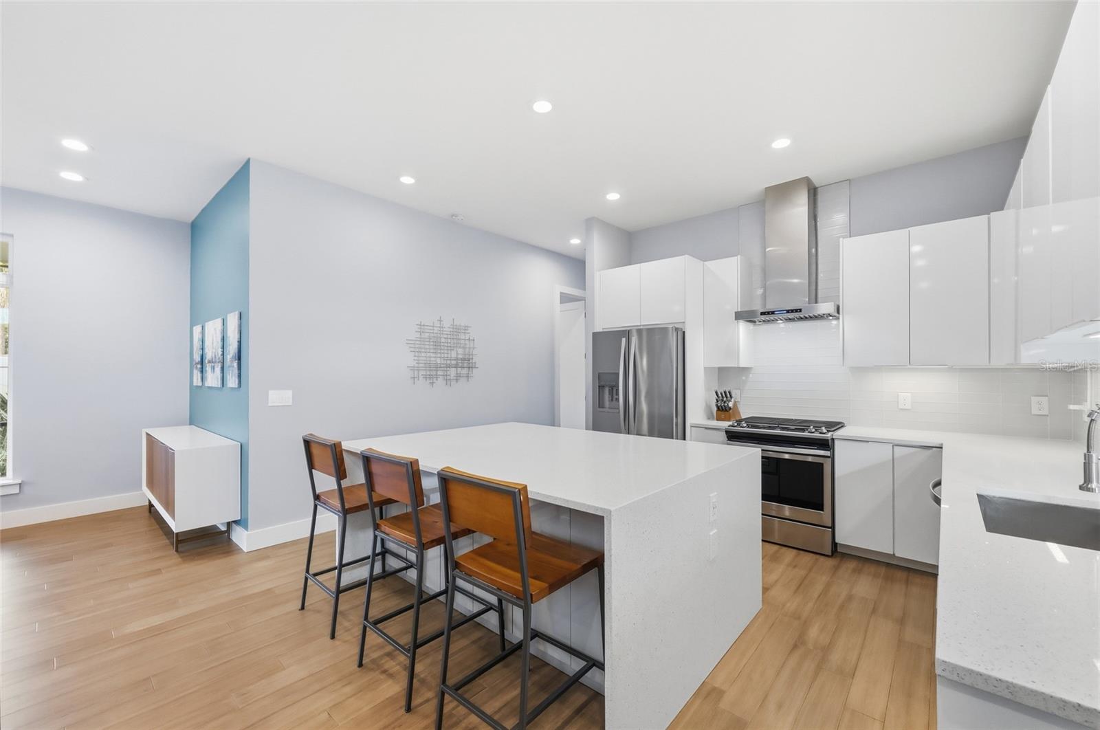 Image 11 of 41 For 952 La Salle Avenue