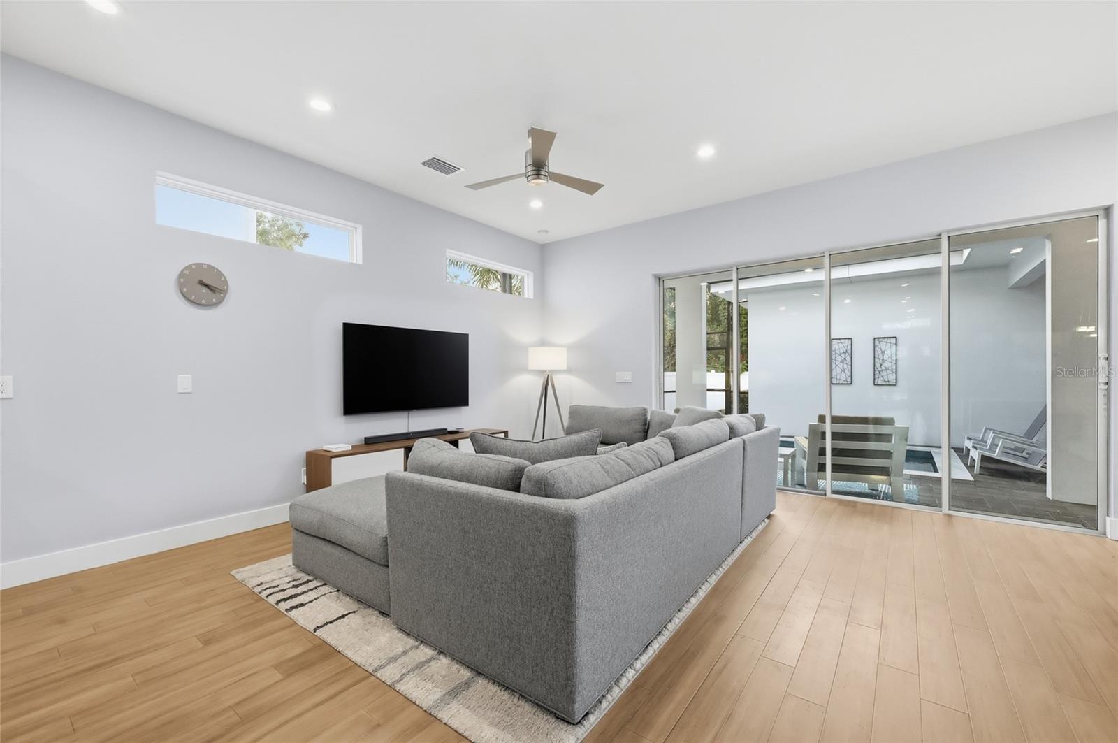 Image 12 of 41 For 952 La Salle Avenue