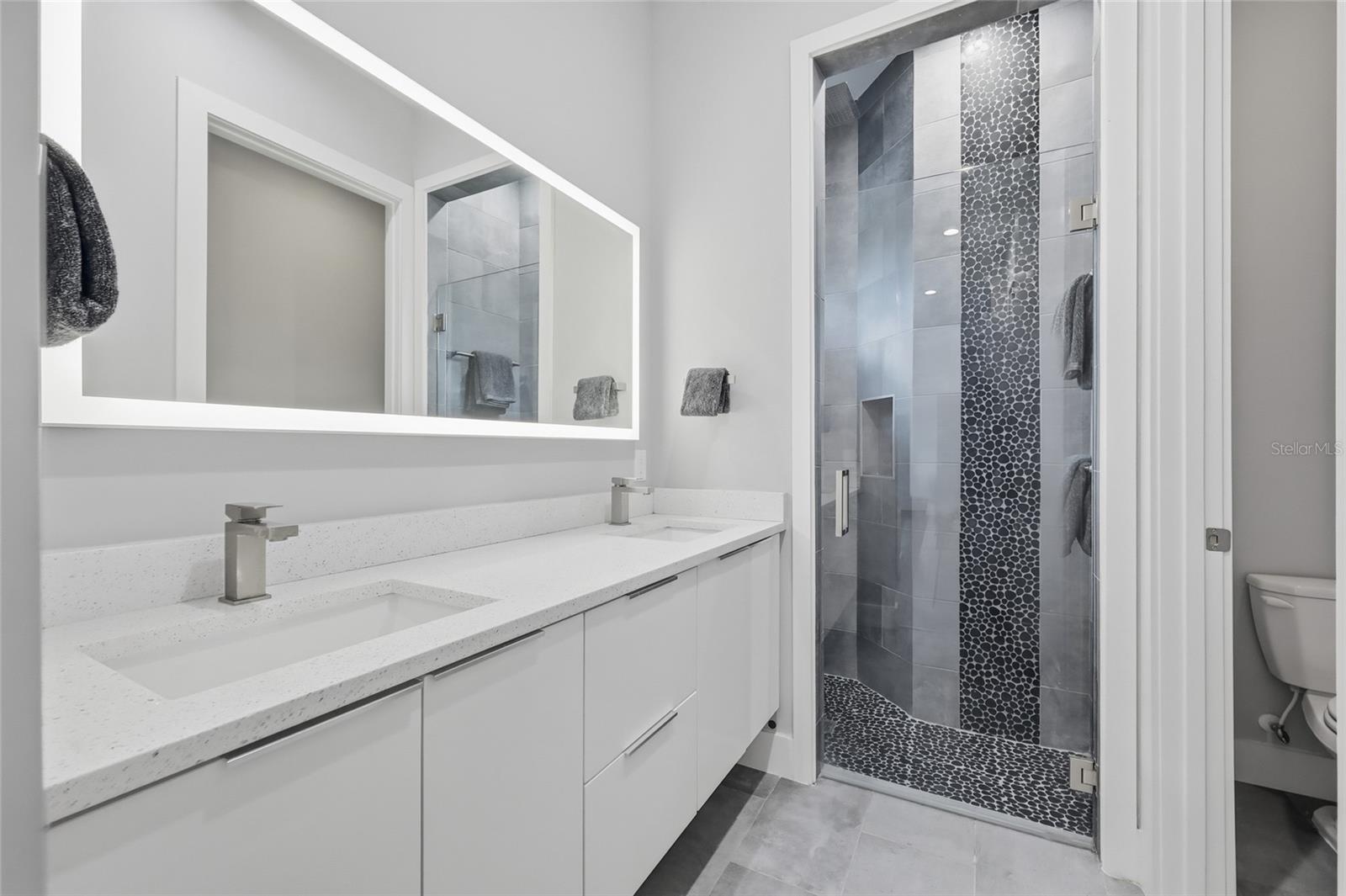 Image 18 of 41 For 952 La Salle Avenue