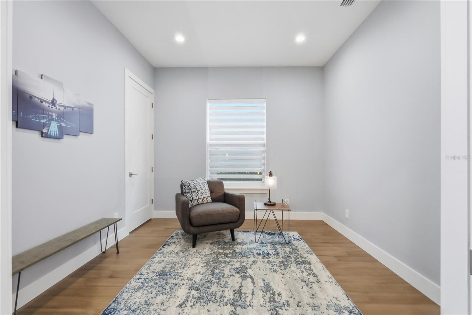 Image 21 of 41 For 952 La Salle Avenue