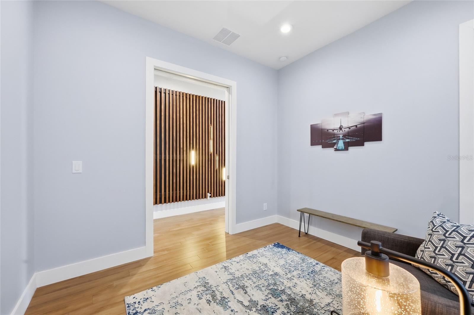 Image 22 of 41 For 952 La Salle Avenue