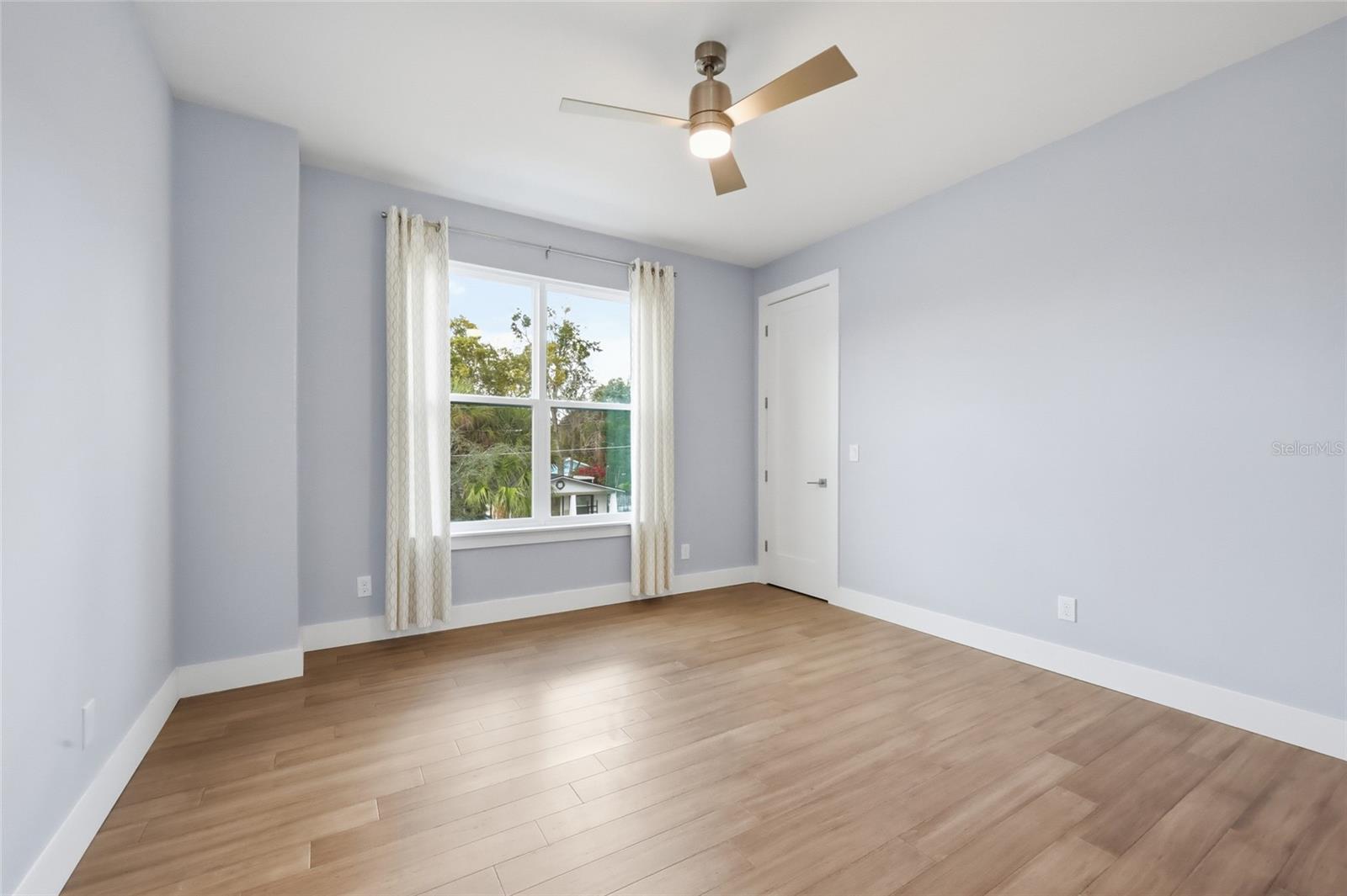 Image 26 of 41 For 952 La Salle Avenue